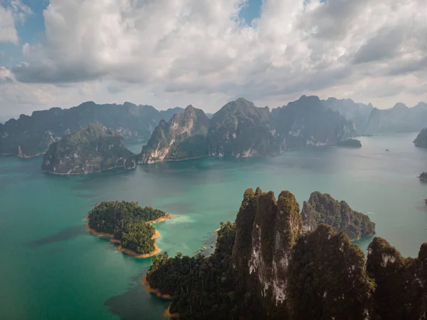 Parque nacional Khao Sok Cheow Lan Dam, Ratchaprapha Dam ou Rajjaprabha Dam em Suratthani — Fotografia de Stock