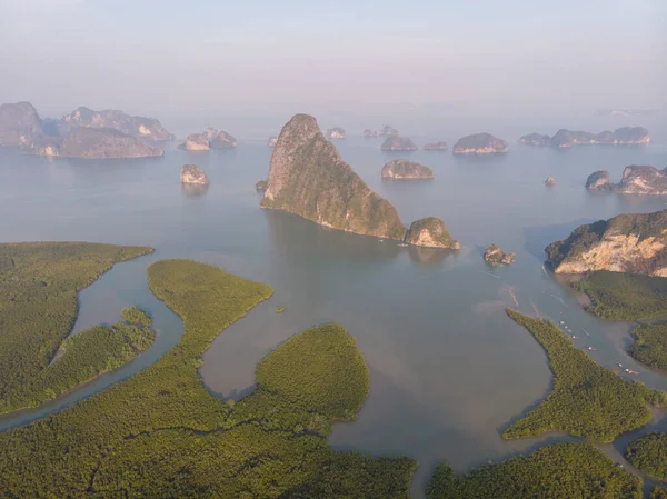 Вид с воздуха на залив Пхангнга Таиланд Phangnga, вид с беспилотника над лагуной во время заката — стоковое фото