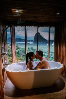 Tayland 'da tatilde banyo küvetinde gün batımını okyanusun üzerinde ve Phangnga Körfezi Tayland' da mantar yerken izlerdim.