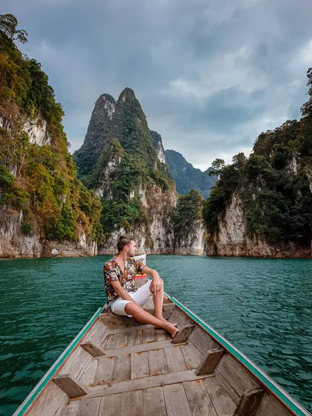 Khao Sok kansallispuisto Thaimaa, pari lomalla Khao Sok Park Thaimaa, miehet longtail veneessä — kuvapankkivalokuva