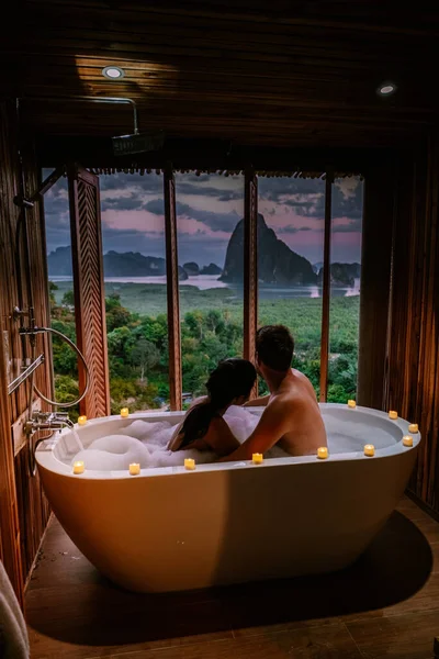 Zonsondergang in bad in de badkamer tijdens vakantie in Thailand kijken zonsondergang over de oceaan en moutnains Phangnga Bay Thailand — Stockfoto