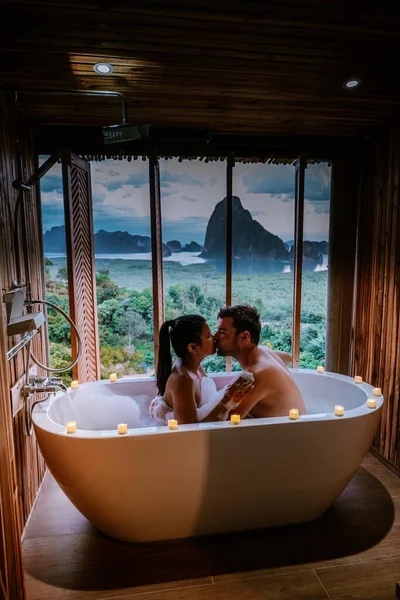 Zonsondergang in bad in de badkamer tijdens vakantie in Thailand kijken zonsondergang over de oceaan en moutnains Phangnga Bay Thailand — Stockfoto