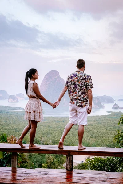 Phangnga Bay during sunrise, couple watching sunrise at the viewpoint Samet Nang Shee Thailand Phangnga province — ストック写真