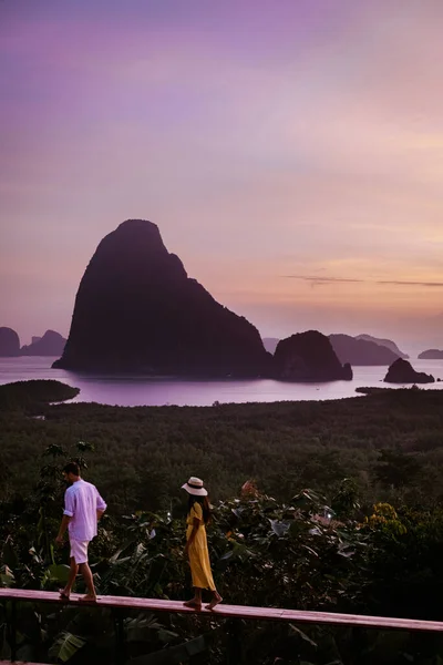 Bahía de Phangnga durante el amanecer, pareja observando el amanecer en el mirador Samet Nang Shee Tailandia Provincia de Phangnga — Foto de Stock