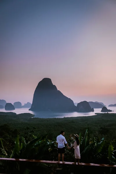 Bahía de Phangnga durante el amanecer, pareja observando el amanecer en el mirador Samet Nang Shee Tailandia Provincia de Phangnga — Foto de Stock