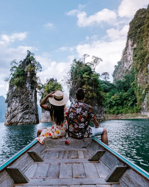 Parque nacional Khao Sok Tailandia, pareja de vacaciones en el parque Khao Sok Tailandia, pareja de vacaciones en Tailandia —  Fotos de Stock
