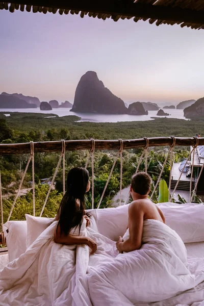 Phangnga Bay during sunrise, couple watching sunrise at the viewpoint Samet Nang Shee Thailand Phangnga province — Stock Fotó