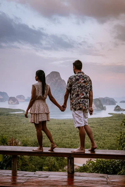 Bahía de Phangnga durante el amanecer, pareja observando el amanecer en el mirador Samet Nang Shee Tailandia Provincia de Phangnga —  Fotos de Stock