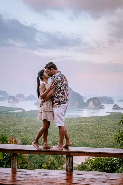 Phangnga Bay during sunrise, couple watching sunrise at the viewpoint Samet Nang Shee Thailand Phangnga province — Zdjęcie stockowe