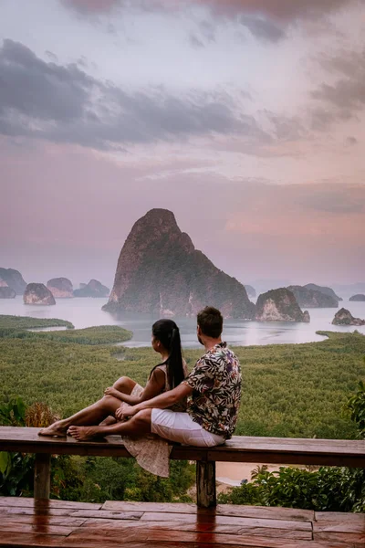 Phangnga Bay during sunrise, couple watching sunrise at the viewpoint Samet Nang Shee Thailand Phangnga province — 스톡 사진