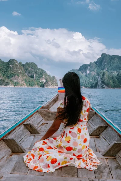 Khao Sok National park Thailand, couple on vacation at Khao Sok park Thailand, woman on vacation Thailand — Stok fotoğraf