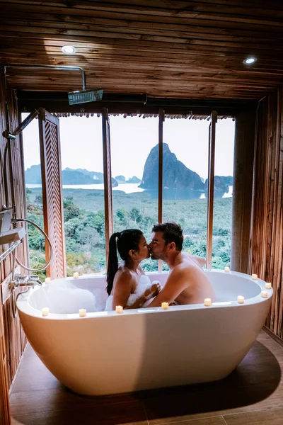 Puesta de sol en la bañera en el baño durante las vacaciones en Tailandia observando la puesta de sol sobre el océano y las tuberías Phangnga Bay Tailandia — Foto de Stock