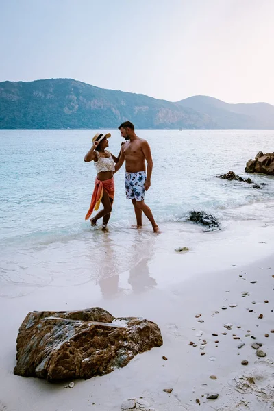 Paar op het tropische strand van het eiland Kho Kham Trat Thailand — Stockfoto