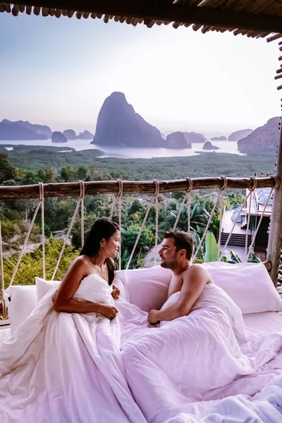 Phangnga Bay during sunrise, couple watching sunrise at the viewpoint Samet Nang Shee Thailand Phangnga province — Stock fotografie