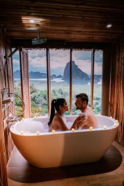 Tayland 'da tatilde banyo küvetinde gün batımını okyanusun üzerinde ve Phangnga Körfezi Tayland' da mantar yerken izlerdim.