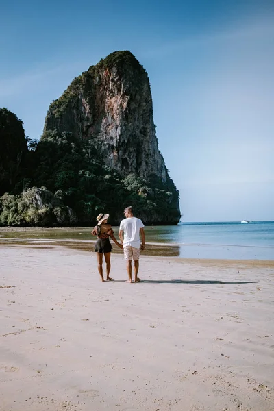 Coppia in un viaggio di 4 isole a Krabi visita Railay spiaggia, tropicale uomini e donne isola in costumi da bagno sulla spiaggia in Thailandia — Foto Stock