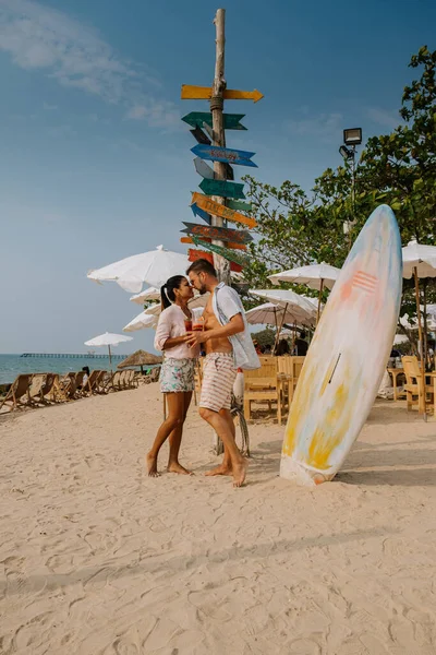 泰国邦萨城美丽的海滩俱乐部海鲜海滩俱乐部邦萨市，人们在海滩上放松一下 — 图库照片