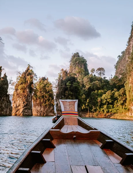 Taman Nasional Khao Sok Thailand, pasangan berlibur di Taman Khao Sok Thailand — Stok Foto