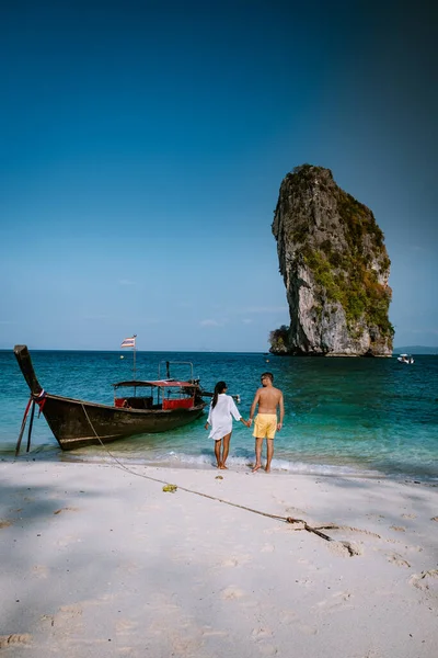 男子和妇女在泰国度假期间，前往泰国Koh Poda Islan Krabi访问 — 图库照片