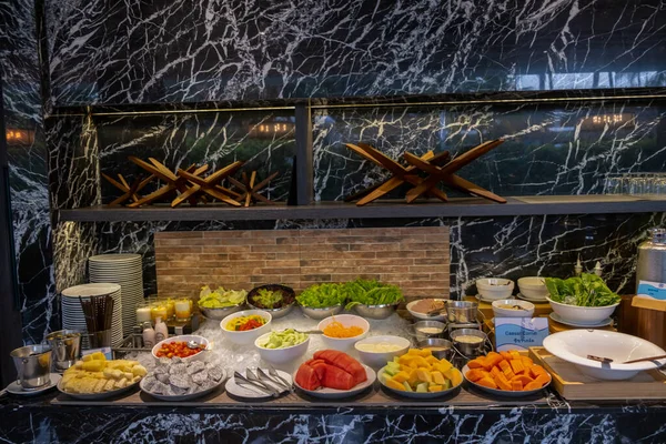 Desayuno buffet en un hotel de lujo en Tailandia, fruta fresca y pan en el desayuno buffet styl en el hotel — Foto de Stock