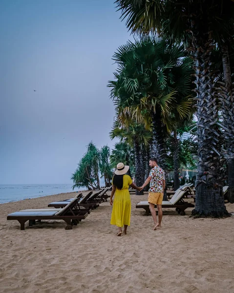 NaJomtien Pattaya Tailandia, pareja de hombres y mujeres caminando por la playa al amanecer en Pattaya Tailandia — Foto de Stock