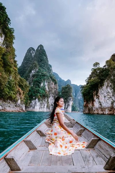 Parque nacional Khao Sok Tailandia, pareja de vacaciones en el parque Khao Sok Tailandia, mujer de vacaciones Tailandia —  Fotos de Stock