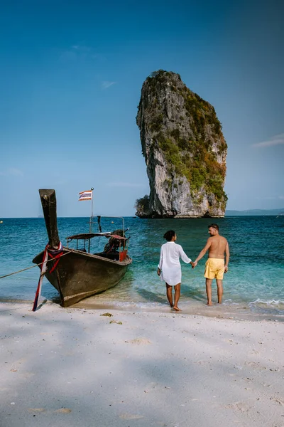 Couple on vacation in Thailand, men and woman on Island trip visit Koh Poda Islan Krabi Thailand — Stockfoto