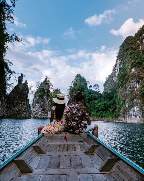 Khao Sok nasjonalpark Thailand, par på ferie i Khao Sok park Thailand, par på ferie i Thailand – stockfoto