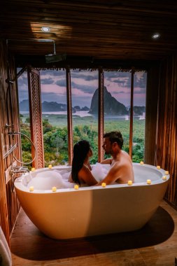 Tayland 'da tatilde banyo küvetinde gün batımını okyanusun üzerinde ve Phangnga Körfezi Tayland' da mantar yerken izlerdim.