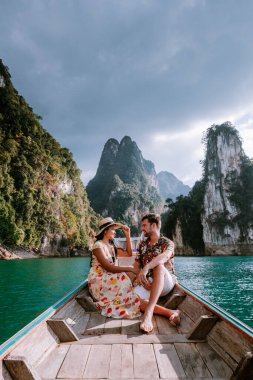 Khao Sok Ulusal Parkı Tayland, Khao Sok Parkı Tayland 'da tatil yapan çift, Tayland' da tatilde olan çift.