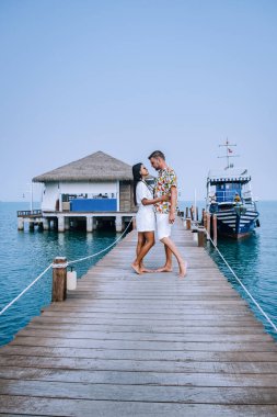 Okyanustaki ahşap iskele Pattaya Bangsaray plajı Tayland, Tatil sırasında ahşap iskelede yürüyen çift