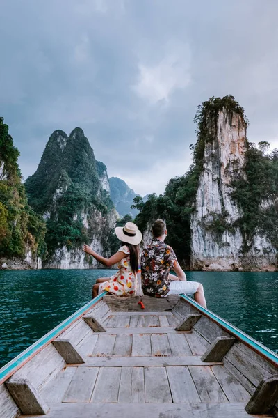 Khao Sok National park Thailand, couple on vacation at Khao Sok park Thailand, couple on vacation in Thailand — Stock Photo, Image