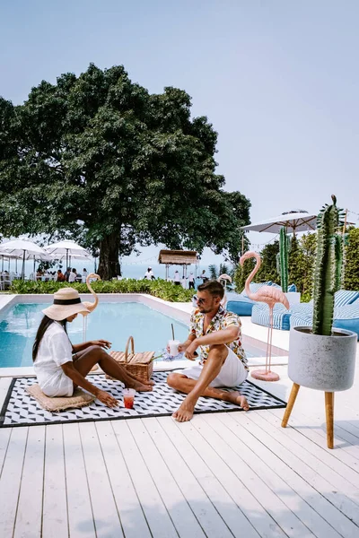 Coppia relax a bordo piscina retrò in Thailandia, piscina vintage con persone pic-nic — Foto Stock