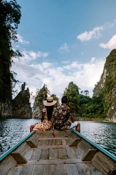 Khao Sok National park Thailand, couple on vacation at Khao Sok park Thailand, couple on vacation in Thailand — Stock Photo, Image