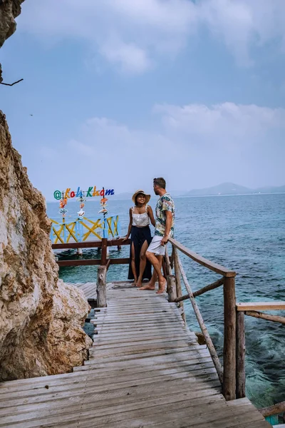 Koh Kham Trat Thailand, Menschen entspannen sich auf der tropischen Insel Koh Kam Thailand, Weißer Strand und Küste des blauen Meeres auf der Insel Koh Kham bei Chonburi Thailand — Stockfoto