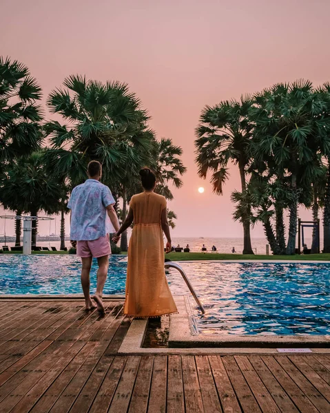 Pareja en la piscina durante unas vacaciones de lujo en Tailandia, hombres y mujeres en el complejo hotelero de lujo en Tailandia vacaciones en Asia —  Fotos de Stock