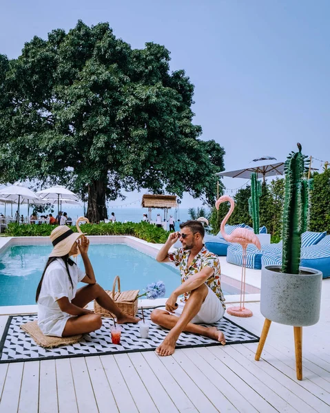 Ζευγάρι άνδρες και γυναίκες χαλαρώστε με ρετρό πισίνα, άνδρες και γυναίκες στην πισίνα κατά τη διάρκεια των διακοπών στην Ταϊλάνδη, vintage ρύθμιση — Φωτογραφία Αρχείου