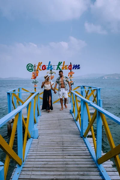 Koh Kham Trat Tajlandia, ludzie relaksują się na tropikalnej wyspie Koh Kam Tajlandia, Biała plaża i wybrzeże błękitnego morza na wyspie Koh Kham w Chonburi Tajlandia — Zdjęcie stockowe