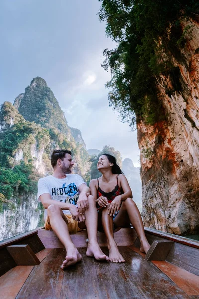 カオソック国立公園タイ,カオソック公園タイでの休暇中のカップル,タイでの休暇中のカップル — ストック写真