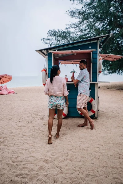 Tutu pláž Pattaya Thajsko, pár relaxovat na pláži, muži a žena na retro pláži nastavení v Jomtien — Stock fotografie