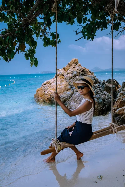 Koh Kham Trat Thaïlande, les gens se détendent sur l'île tropicale Koh Kam Thaïlande, Plage blanche et côte de la mer bleue à l'île de Koh kham à Chonburi Thaïlande — Photo