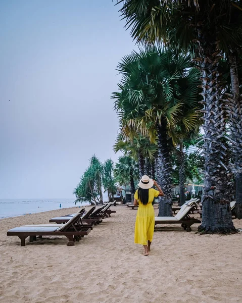 NaJomtien Pattaya Thailand, couple men and woman walking on the beach during sunrise in Pattaya Thailand — Stok fotoğraf