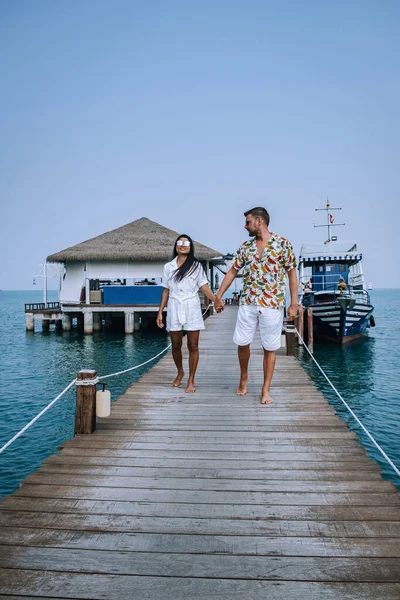 Muelle de madera en el océano Pattaya Bangsaray playa Tailandia, pareja caminando en el muelle de madera durante las vacaciones Tailandia — Foto de Stock