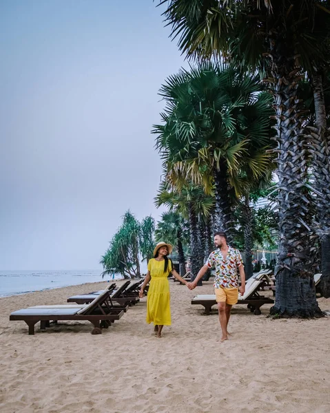 NaJomtien Pattaya Tailândia, casal de homens e mulheres andando na praia durante o nascer do sol em Pattaya Tailândia — Fotografia de Stock