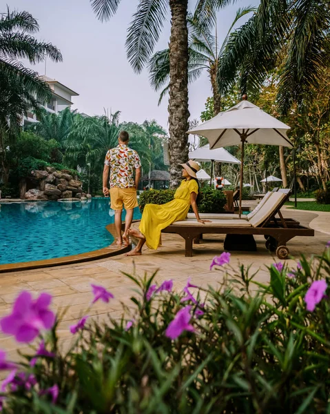 Couple in swimming pool during a luxury vacation in Thailand, men and woman at luxury hotel resort in Thailand holiday in Asia — Stockfoto