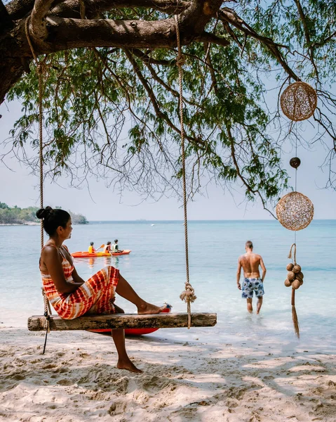 Koh Kham Trat Ταϊλάνδη, οι άνθρωποι χαλαρώνουν στο τροπικό νησί Koh Kam Ταϊλάνδη, Λευκή παραλία και τις ακτές της γαλάζιας θάλασσας στο νησί Koh Kham στο Chonburi Ταϊλάνδη — Φωτογραφία Αρχείου