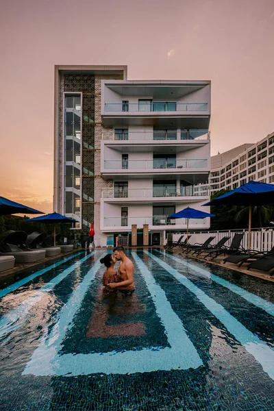 Couple in swimming pool during a luxury vacation in Thailand, men and woman at luxury hotel resort in Thailand holiday in Asia — Zdjęcie stockowe