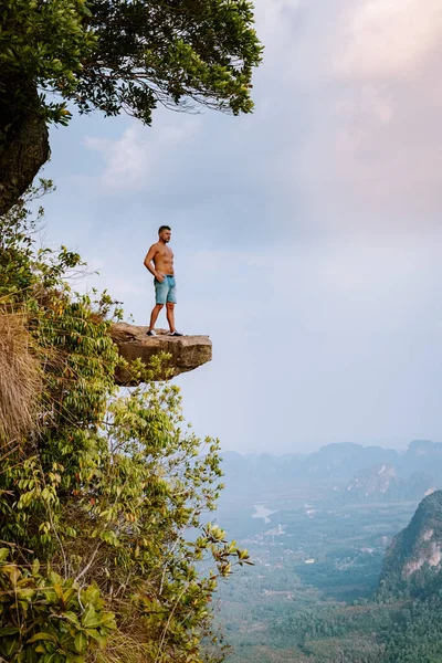 Khao Ngon Nak Nature Trail Krabi Tailandia o Dragon Crest, La gente subió a un mirador en la cima de una montaña en Krabi, Tailandia — Foto de Stock