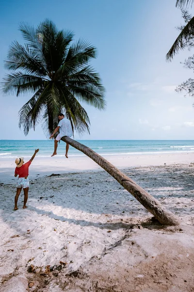 Pár lezení na palmy v Thajsku, Wua Laen pláž Chumphon oblasti Thajsko, palmy visí nad pláží s pár na dovolené v Thajsku — Stock fotografie