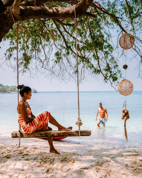 Koh Kham Trat Ταϊλάνδη, οι άνθρωποι χαλαρώνουν στο τροπικό νησί Koh Kam Ταϊλάνδη, Λευκή παραλία και τις ακτές της γαλάζιας θάλασσας στο νησί Koh Kham στο Chonburi Ταϊλάνδη — Φωτογραφία Αρχείου